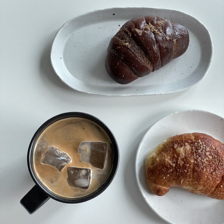  천안 소금빵 맛집 소금도화에서 사온 빵으로 차린, 우주홈카페