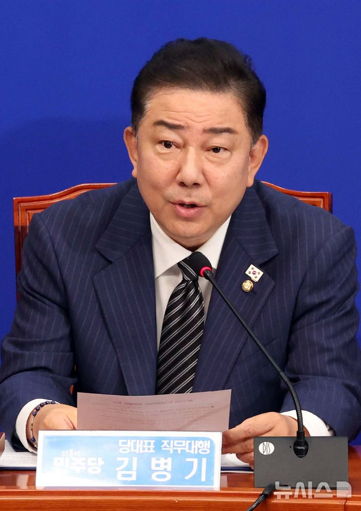 [속보] <b>김병기</b> 의원, <b>여야 원내대표</b> 접촉…법사위원장 갈등 속... 