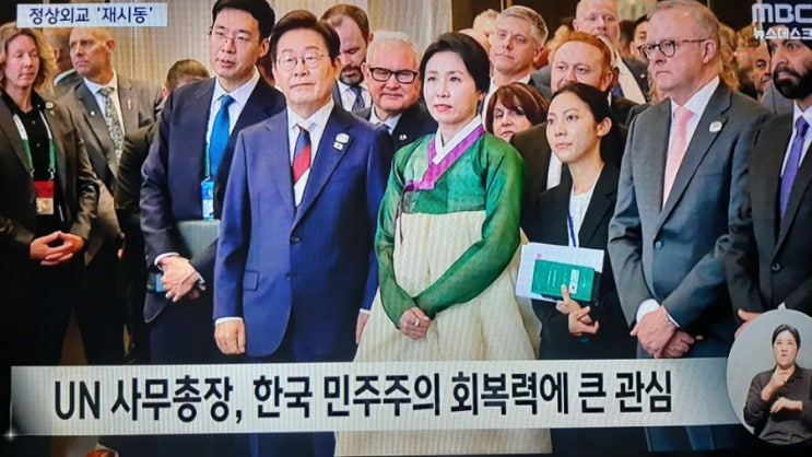 <b>이재명 대통령</b> G7 정상회의... 이 <b>대통령</b>, 깜짝 기내<b>간담회</b>... 