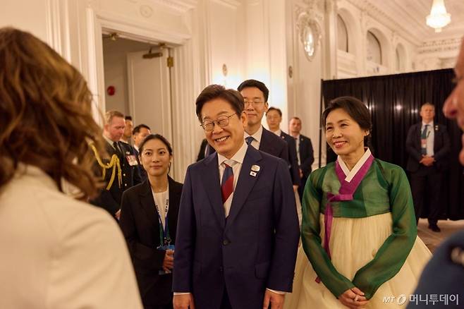 <b>김혜경 여사</b> 한복, G7 <b>외교</b> 무대를 빛낸 스타일의 모든 것... 