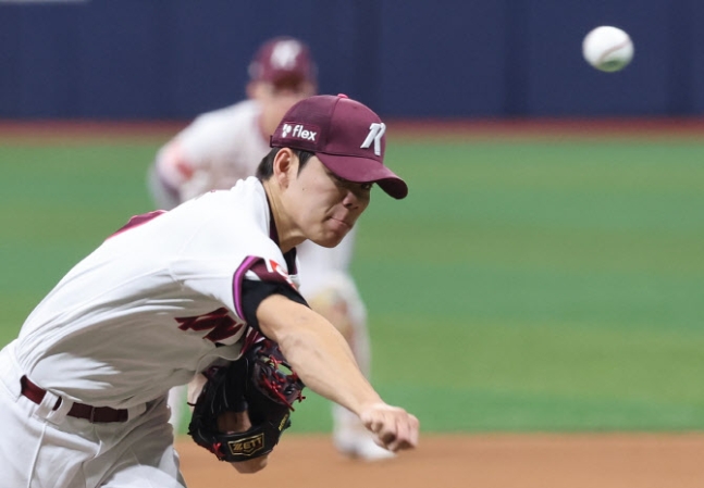 '15<b>연패</b>' 키움 2년 차 투수 <b>김윤하</b>,    선발 최다 <b>연패</b> 신기록... 