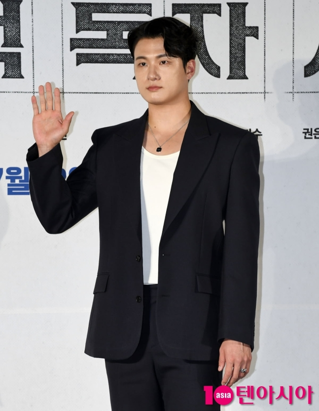[속보] 배우 <b>신승호</b>, <b>십자인대 파열</b>로 <b>군 면제</b> 판정! 충격적인 진실