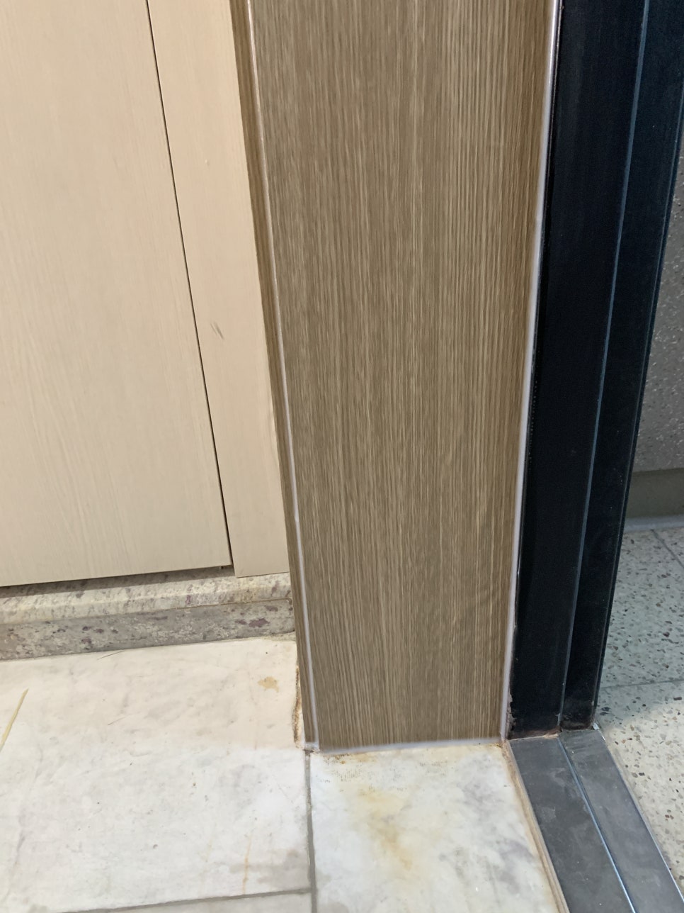 현관 문틀 물먹은 곳 필름 보수