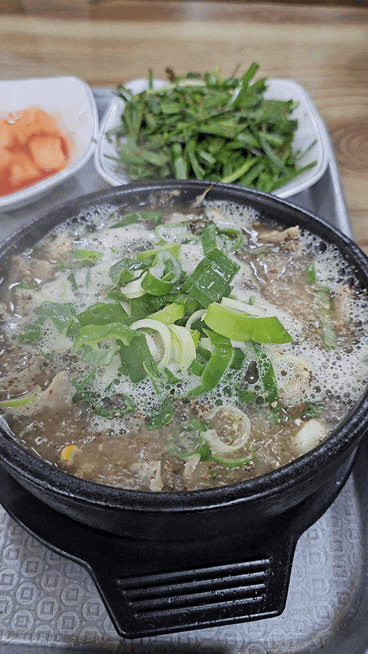  남산동 언덕배기에 위치한 들깨 향이 좋은 돼지국밥 맛집! 남산골웰빙 돼지국밥