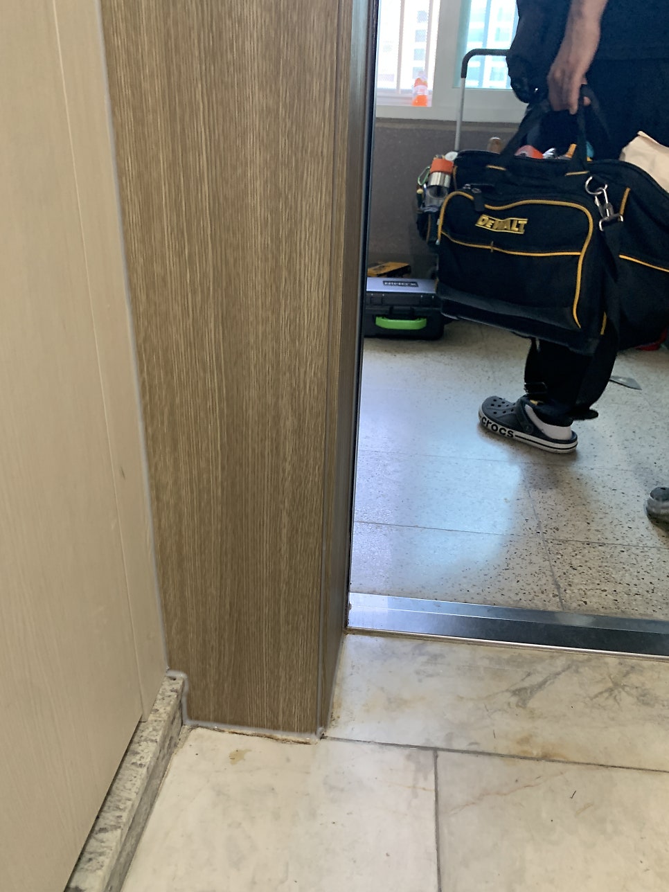현관 문틀 물먹은 곳 필름 보수