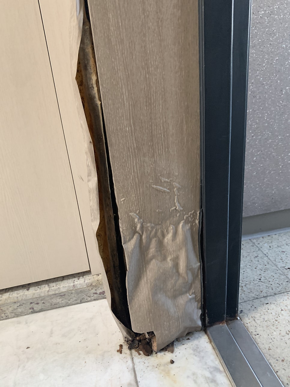 현관 문틀 물먹은 곳 필름 보수