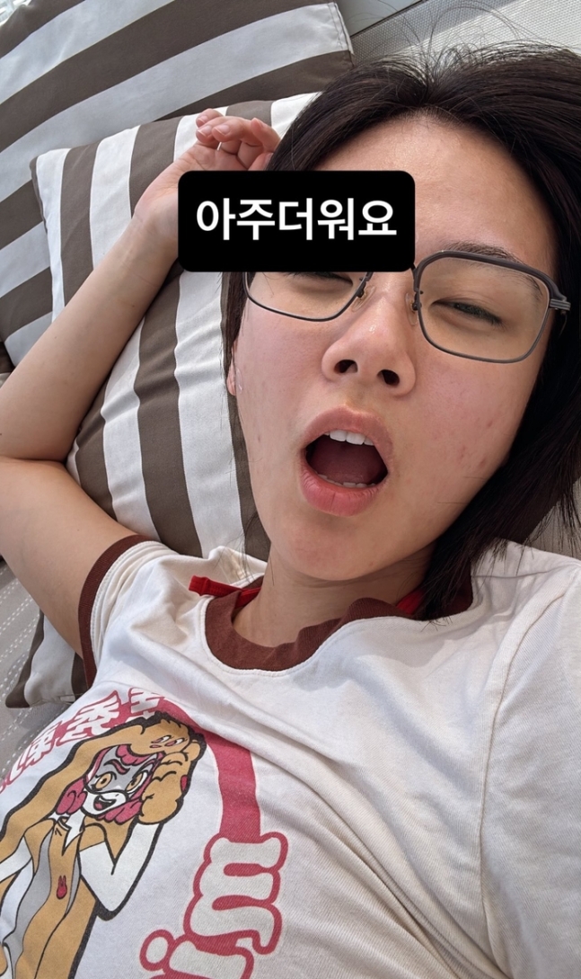  “비비, 북미 투어 중 민낯 셀카 공개! ‘너무 더워요’… 꾸밈없는 현실 모습에 팬들 깜짝?”