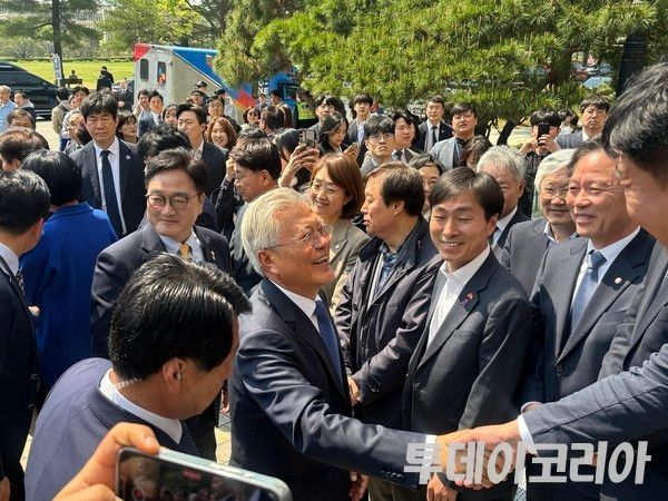 문재인 전 대통령, ‘뇌물수수 혐의’ 첫 재판 시작···法 “울산 이송 요청 기각”