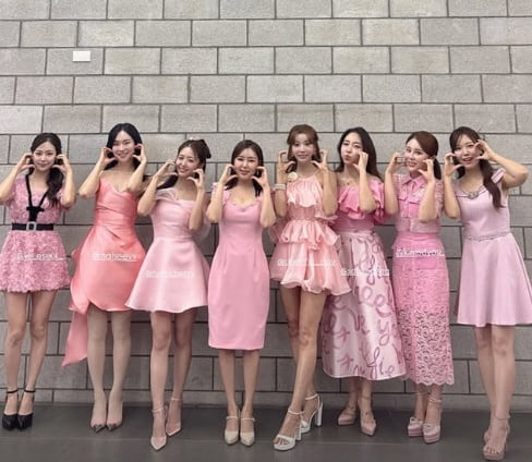  “송가인, 분홍빛 드레스 센터 자리 차지! 오늘 저녁 라이브 방송서 무슨 이야기 풀까?