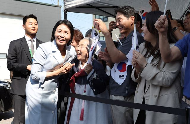  김혜경 여사, 캐나다 동포 만나 “조국에 바라는 일 허심탄회하게 얘기”