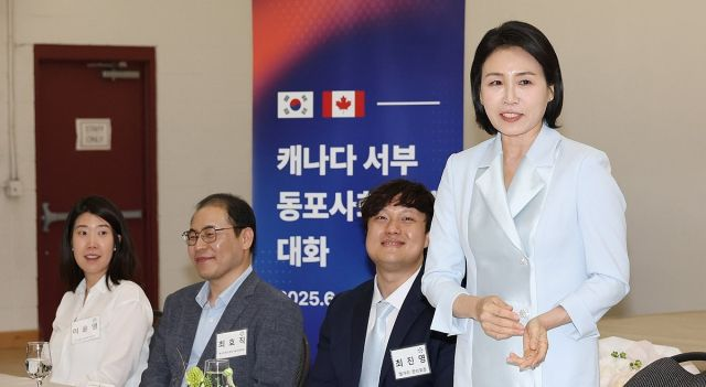  캐나다 동포 만난 김혜경 여사 “조국 걱정에 힘드셨을 것”