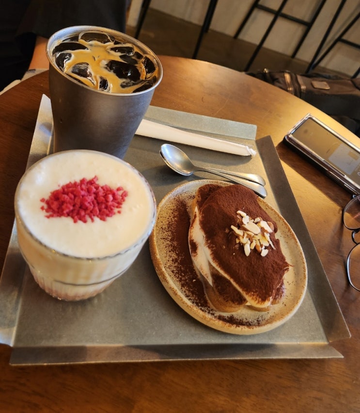  "카페&펍 루스티카 ! 낮과 밤이 다른 매력적인 공간"
