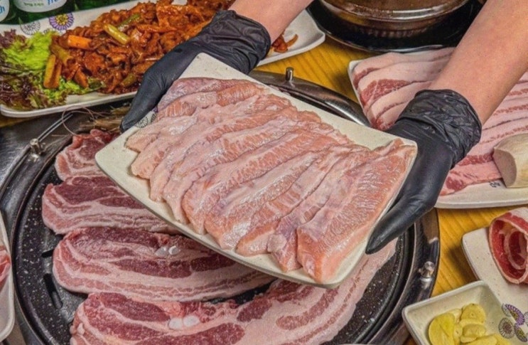  불판 위의 푸짐한 돼지고기, 풍덕천동맛집 아랫골화로구이 수지본점