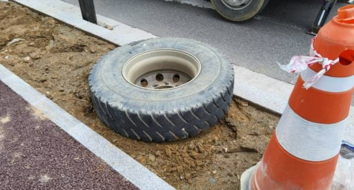 과천, 달리던 <b>덤프트럭</b>에서 <b>바퀴</b> 빠져 버스정류장에 있던... 