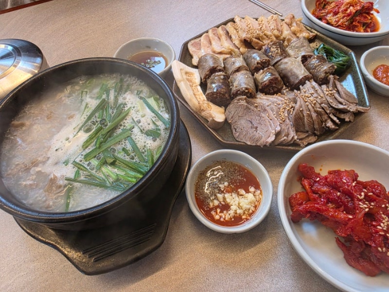 진리옥 화성시청점 / 부산식 돼지국밥 전문점 뽈살코기국밥 & 모둠수육 후기