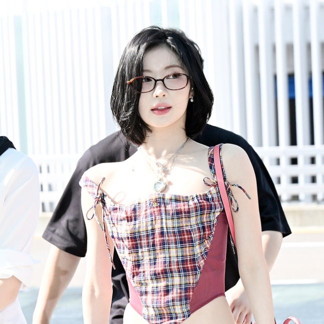 화제의 베이비몬스터 아사 시선강탈 키치한 공항패션