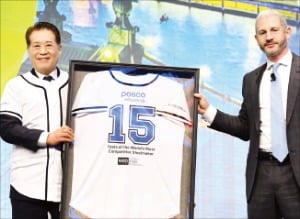 포스코, 15년 연속 철강 세계 1위…장인화 "AI·수소로 혁신 나설 것" 포스코, 15년 연속 철강 세계 1위…장인화 "AI·수소로 혁신 나설 것"