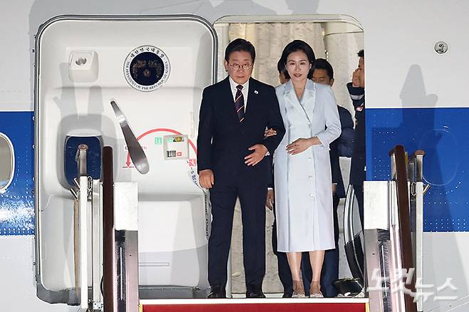 250619 <b>이재명 대통령</b>… <b>G7</b> 강행군 마치고 귀국