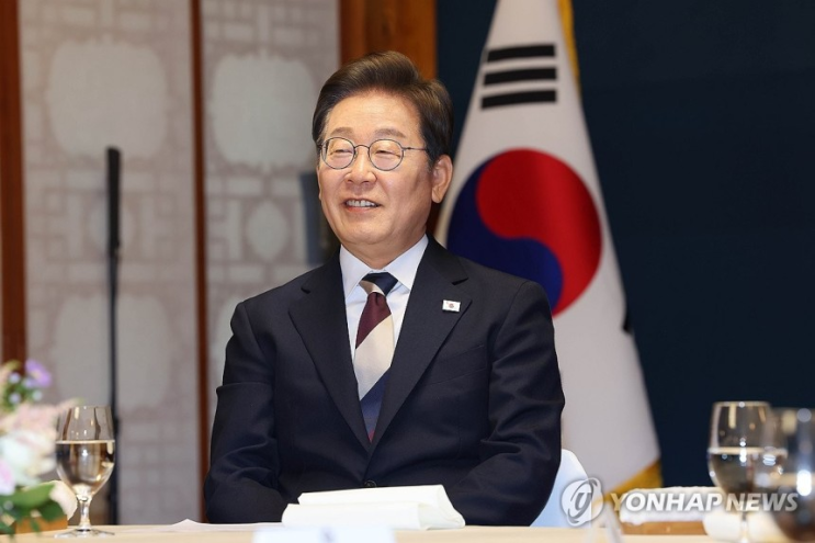 [속보] <b>이재명 대통령</b>, 여야 지도부와의 깜짝 <b>오찬</b>! 그 속내는?
