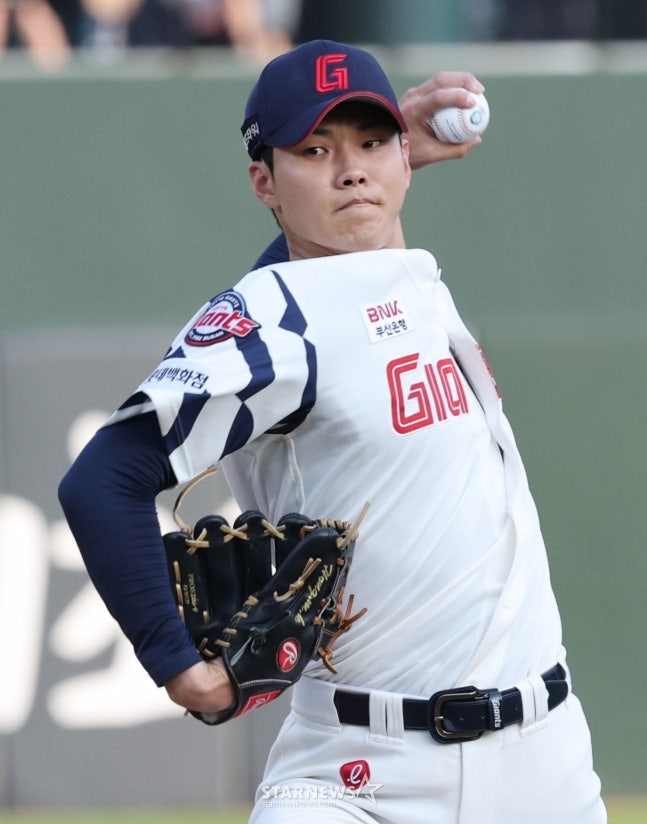 [롯데 까도 까도 또 나오는 양파야구-슈퍼루키 홍민기, 박재엽의 등장-3위에서 내려오지 않는....