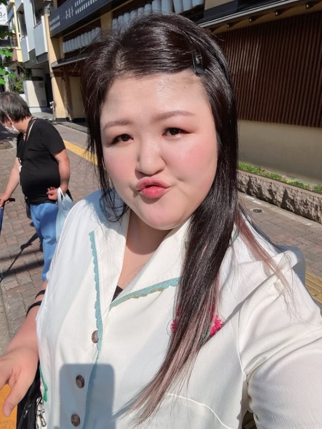  ️ 이국주, 34도 더위 속 셀카 근황 공개…“앞머리는 포기해야 할 듯” 솔직한 일상