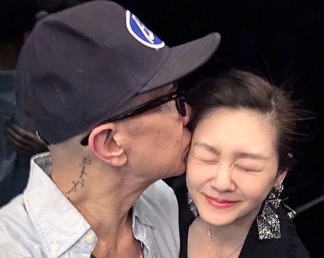 <b>구준엽</b>, 아내 무덤곁에서 안떠나나? '故 <b>서희원</b> 그리움'
