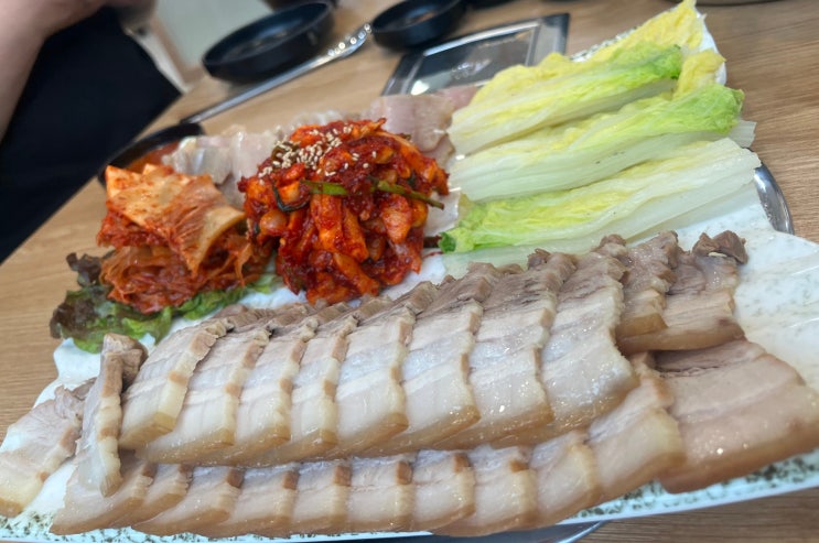  웨이팅 1시간, 비 오는 날 더 맛있는 청주 죽림홍두깨 홍어삼합과 바지락 칼국수 (feat. 난 이 칼국수면을 먹어본 적이 있어요)