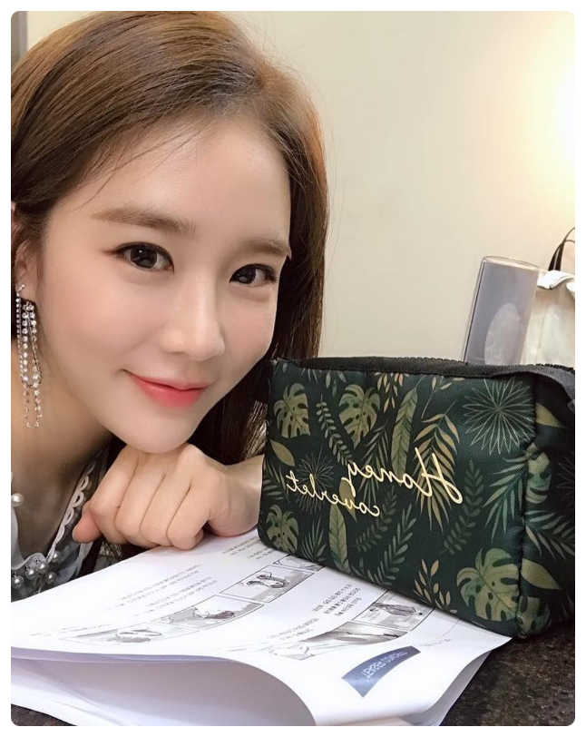 배우 <b>유인나</b>, <b>초록뱀엔터</b>테인먼트로 이적? 19년 YG와 결별 이유