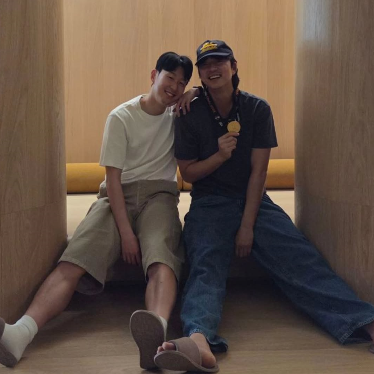 공유X<b>손흥민</b>, ‘<b>존경</b>’으로 빛난 투샷… 유로파 우승과 깊은... 