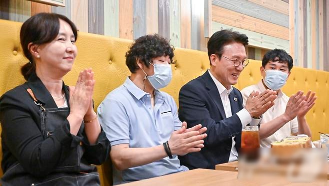 <b>김민석총리</b> 후보, 발달장애인 '꿈더하기 <b>사회적</b> 협동조합' 방문... 