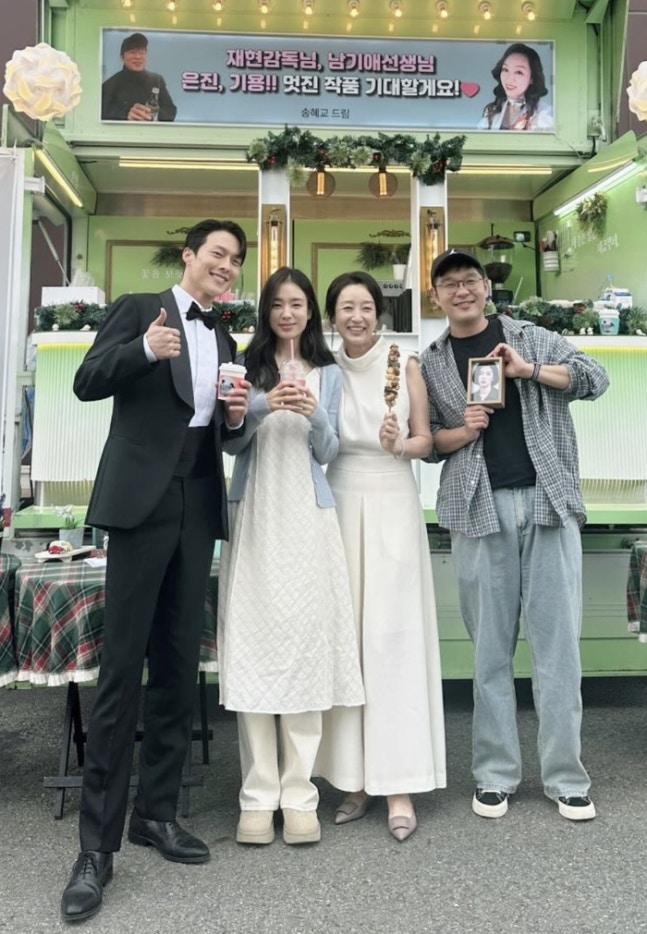  “송혜교가 직접 보낸 간식차?! 안은진·장기용 ‘키스는 괜히 해서’ 촬영장 훈훈 현장 공개!”