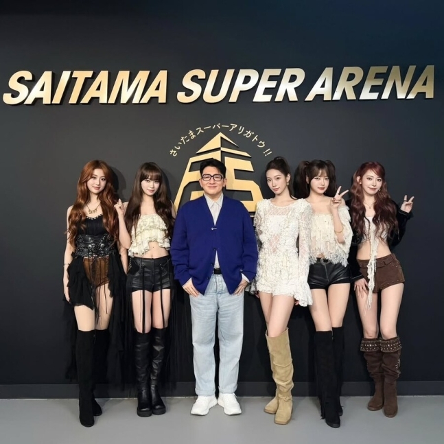  “방시혁, 다이어트 성공? 르세라핌과 함께한 근황 사진에 ‘확 달라진 외모’ 화제!”