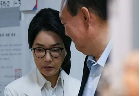  윤석열 “아내 김건희 진짜 많이 아파”…‘강제수사’ 가능성은