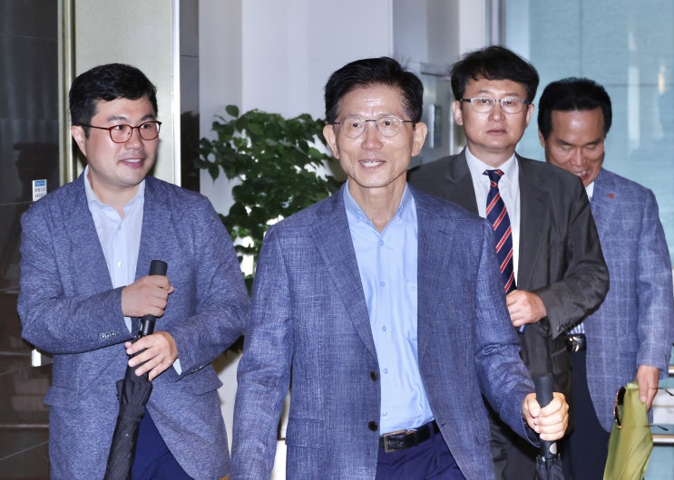 [정치]'세 과시'한 <b>김문수</b>, '당권 출마' 요구엔 침묵…'이재명... 