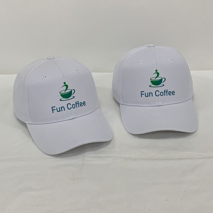  [FUN COFFEE 단체모자 제작] 펀커피 화이트 볼캡에 로고 인쇄로 깔끔한 단체 브랜딩 완성!