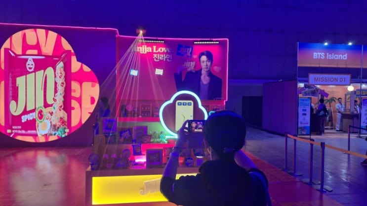  “BTS 데뷔 11주년 ‘FESTA’ 현장, 글로벌 브랜드가 몰린 이유? 아미 6만 명이 만든 특별한 풍경”