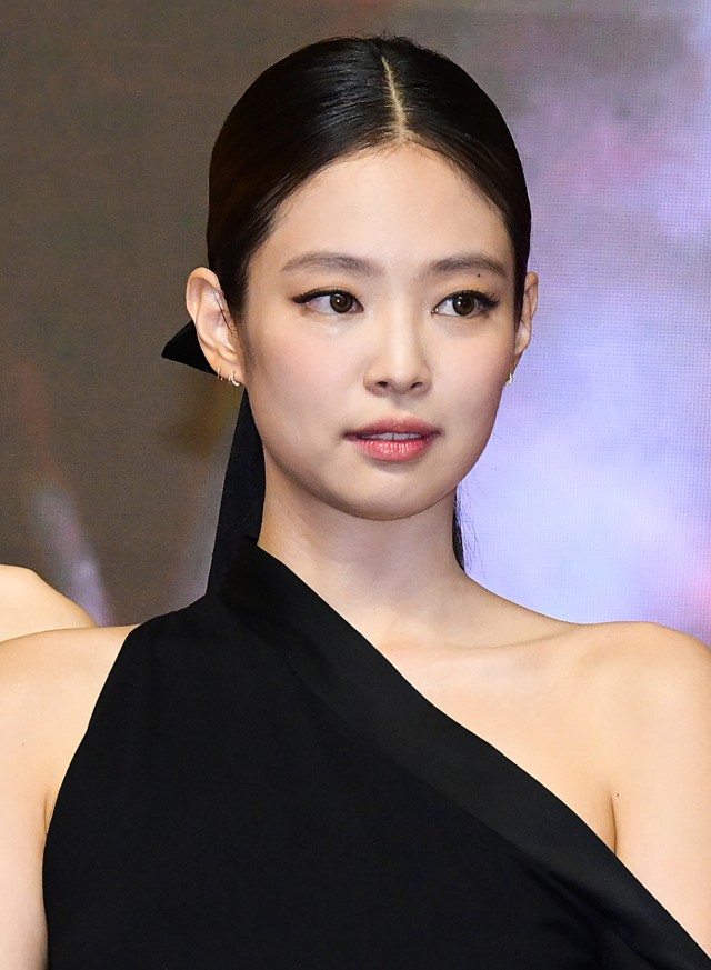 “블랙핑크 제니, 친부 사칭 가짜 뉴스에 법적 대응… 출판 금지 소송 승소!”