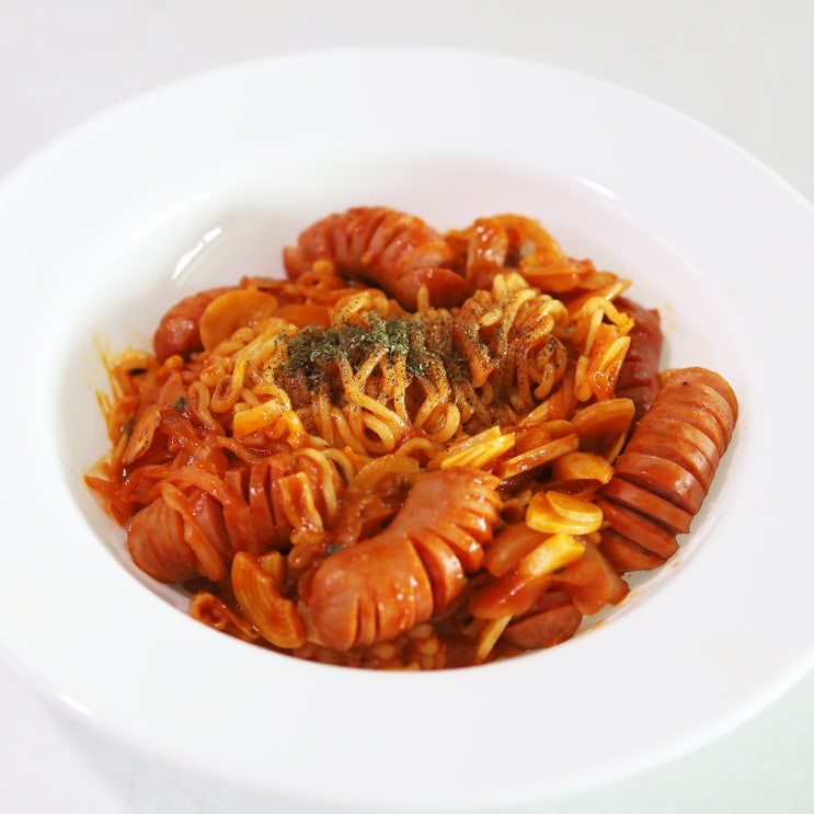 스파게티라면에 불닭소스를 더하면 화끈하게 매운 으른의 맛!