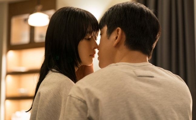 입맞춤 직전 모습 포착! ‘<b>미지의 서울</b>’ 설렘 폭발 <b>데이트</b> 현장