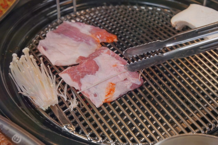  부드러운 뽈살과 다양한 사이드 메뉴의 조화, 신사동뽈살