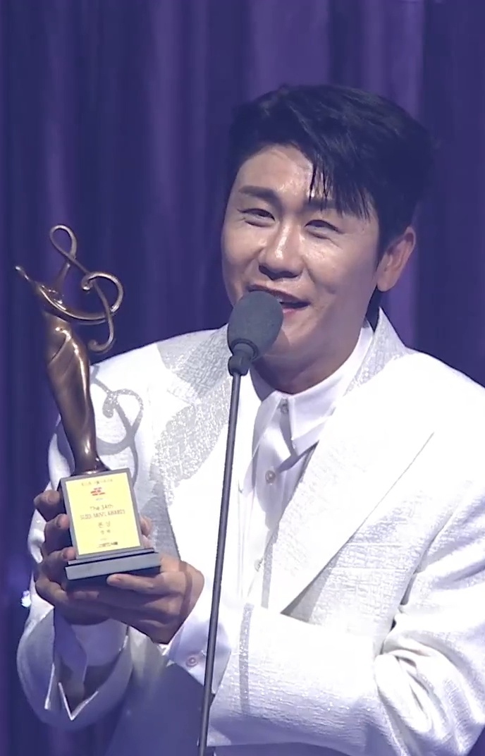 <b>영탁 서울가요대상 4관왕</b>에 빛나다