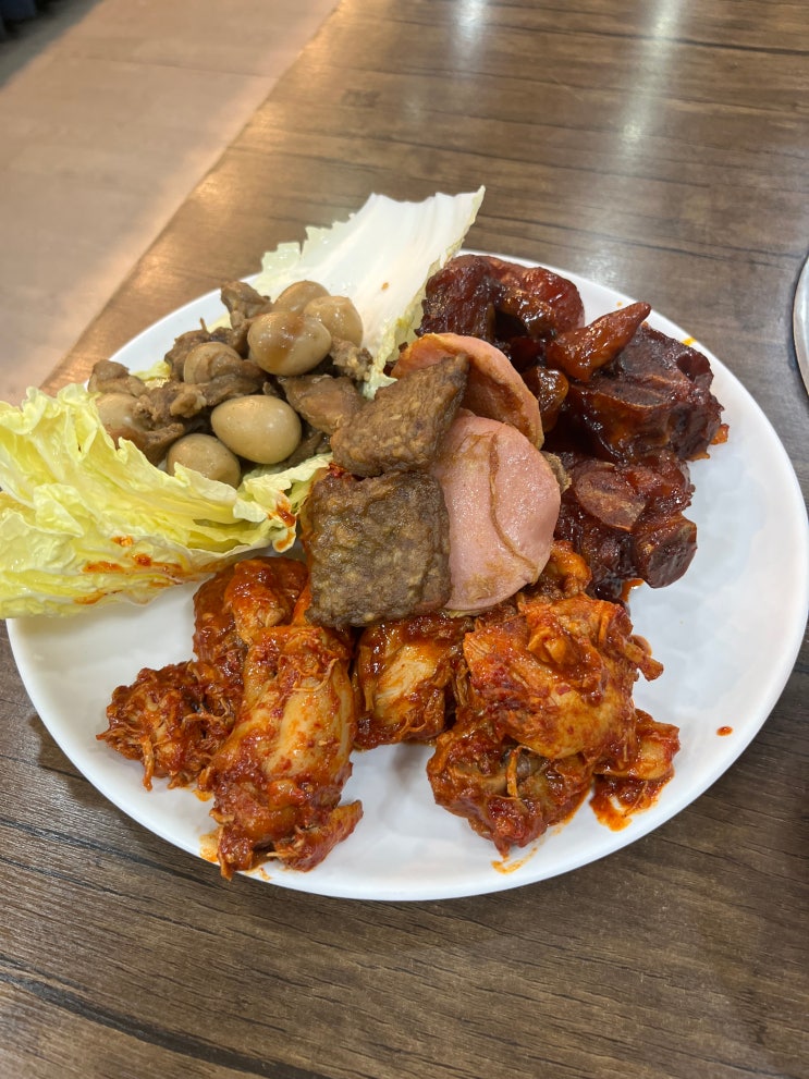  볶음짜장, 열무말이국수,  불족발, 닭도리탕, 옛날소시지까지 한 번에. (황정에 환장한 사람)