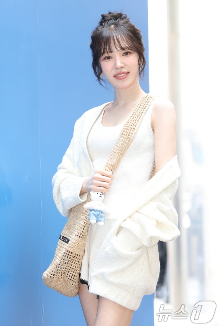 <b>웬디</b>, 부산 사직구장서 데뷔 11년 만에 첫 <b>시구</b>…22일 <b>롯데</b> vs... 
