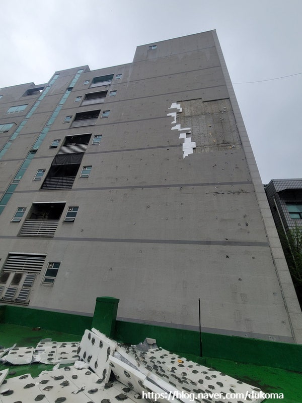  수원 상가 외벽 드라이비트 탈락 보드- EPS보드와 앙카로 재시공
