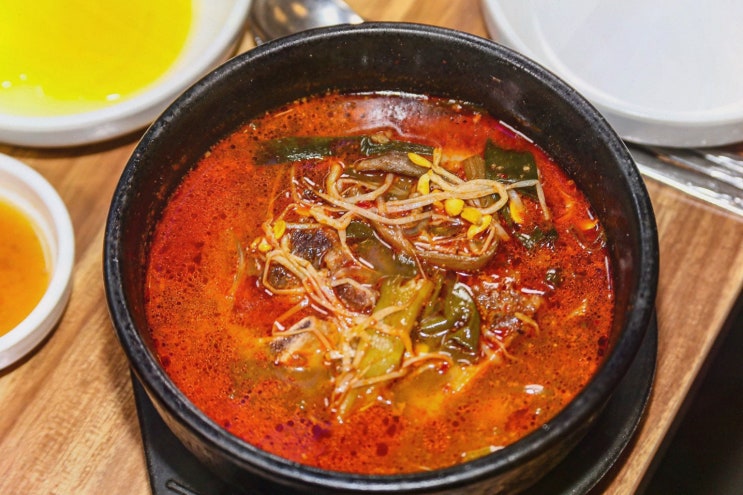  가족과 함께 포항갈비찜을 즐기는 황장군 포항점에서의 특별한 시간!