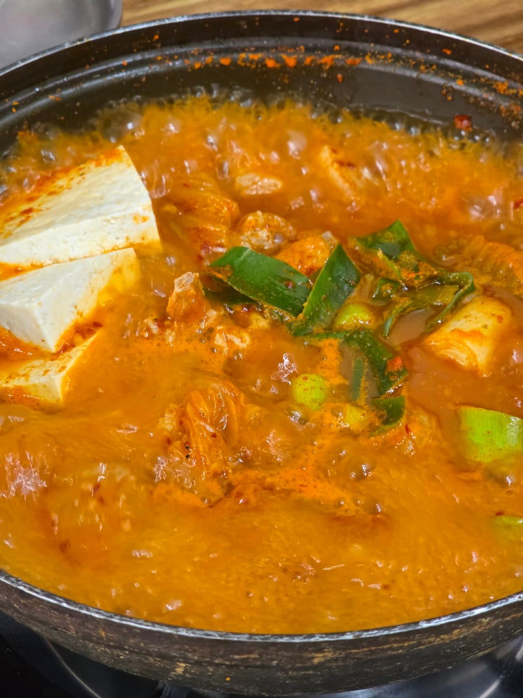  진주 호탄동 쌈싸먹는 국내산 재료로 만든 푸짐한 김치찌개 보승식당