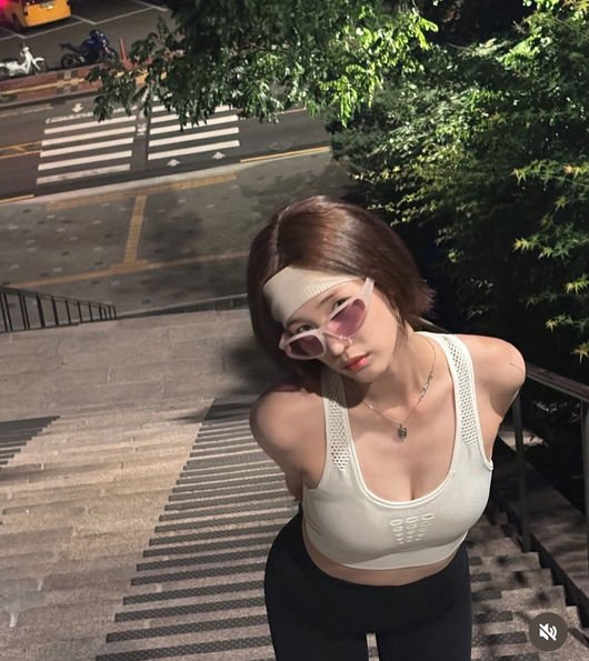 율희, 이혼 후에도 빛나는 미모 스포츠 브라 완벽 소화