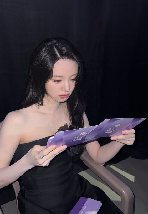 신비로운 분위기… 신시아, 블랙 드레스에 시선 집중 또한 신시아sns를보고 검은색옷은 사주....