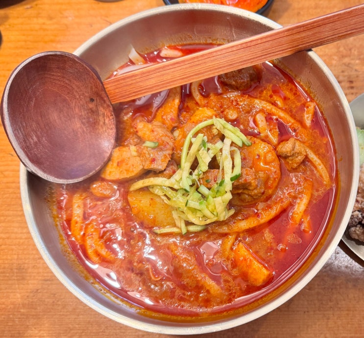   이태원 무궁화고추장우동 — 한국의 맛을 재해석한 세트 한 상
