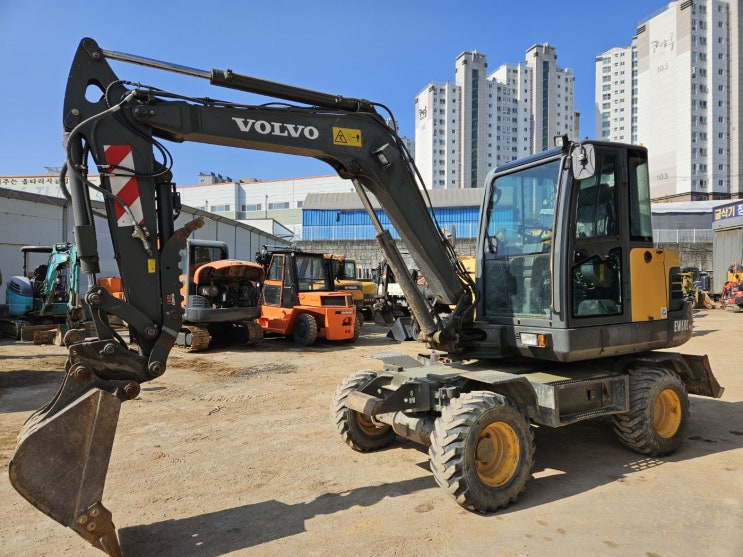  볼보 EW60C 2015년식 1인차주 코끼리집게 중고굴삭기 03 타이어식